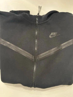 Nike tech svart - Här har du en bekväm stilig svart Nike tech. Matchar med nästan vad som helst och stilig för årstiden. Den är bekväm, stilig och prisvärd. Du kommer ej att ångra köpen. Diskution = det är bara att skriva på!