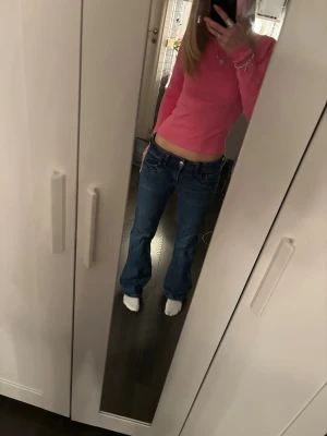 Blå bootcut lågmidjade jeans - Säljer ett par super söta blå jeans med bootcut och låg midja från Gina Tricots 14+ men är stretchiga så de passar bra. Dem är lite slitna längst ner vid bensluten som man kan se på sista bilden. Materialet är jeans i bomull. 