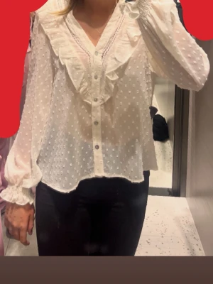 Super söt blus från Zara! - Blus från Zara som går att använda till olika sammanhang. Blusen är i mycket bra skick och använd få gånger, dock har sömmen vid handen gått upp lite. (Finns bild på det) 💓