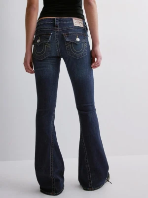 True religion jeans  - Säljer ett par mörkblå jeans från True Religion med bootcut passform. Jeansen har låg midja, klassiska kontrastsömmar och stora fickor bak med lock och dekorativa knappar. Tillverkade i slitstarkt denim med snygg tvätt och ikoniska detaljer. Har hål längst ner men är uppsydda så inget av de syns. Passar mig som är 163 ungefär:) ☺️ Skriv för fler frågor eller bilder!!