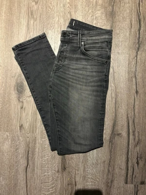 Slim Glenn jeans  - Säljer nu dessa slim Glenn jeans från Jack&Jones. Fint skick! Storlek 30/32. 