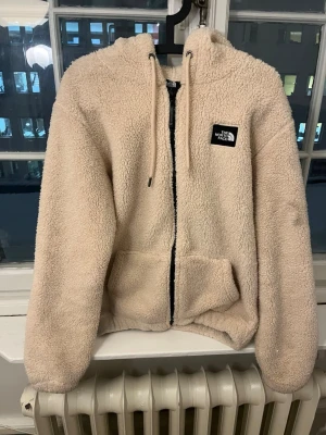 Teddy jacka - Tjock teddy jacka för höst/vår. Stor i storleken. Står att märket är the bort face men tror att den är fejk. Jeansen har fläckat av längst ner men det går nog bort i tvätt.