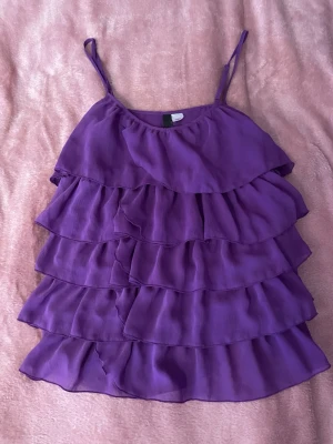 Lila volangtopp  - En lila festtopp med volanger, är superbekväm och luftig! 💕 