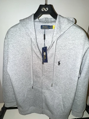 Ralph Lauren Zip Hoodie - Säljer en stilig oanvänd Ralph Lauren Zip Hoodie. Perfekt för dig som vill hålla kylan medans du ser stilig och stilren ut!