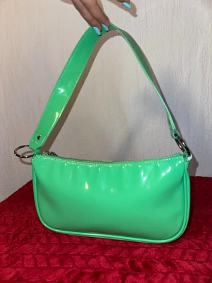 Grön axelväska från H&M - No issue