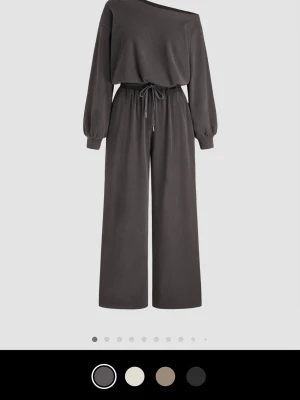 Jumpsuit  från cider - reselling this never been used still with tag