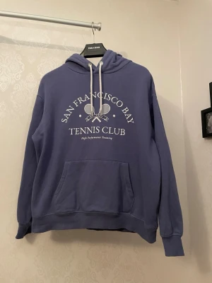 Blå huddie med tryck - Vanlig huddie med tryck. Från HM