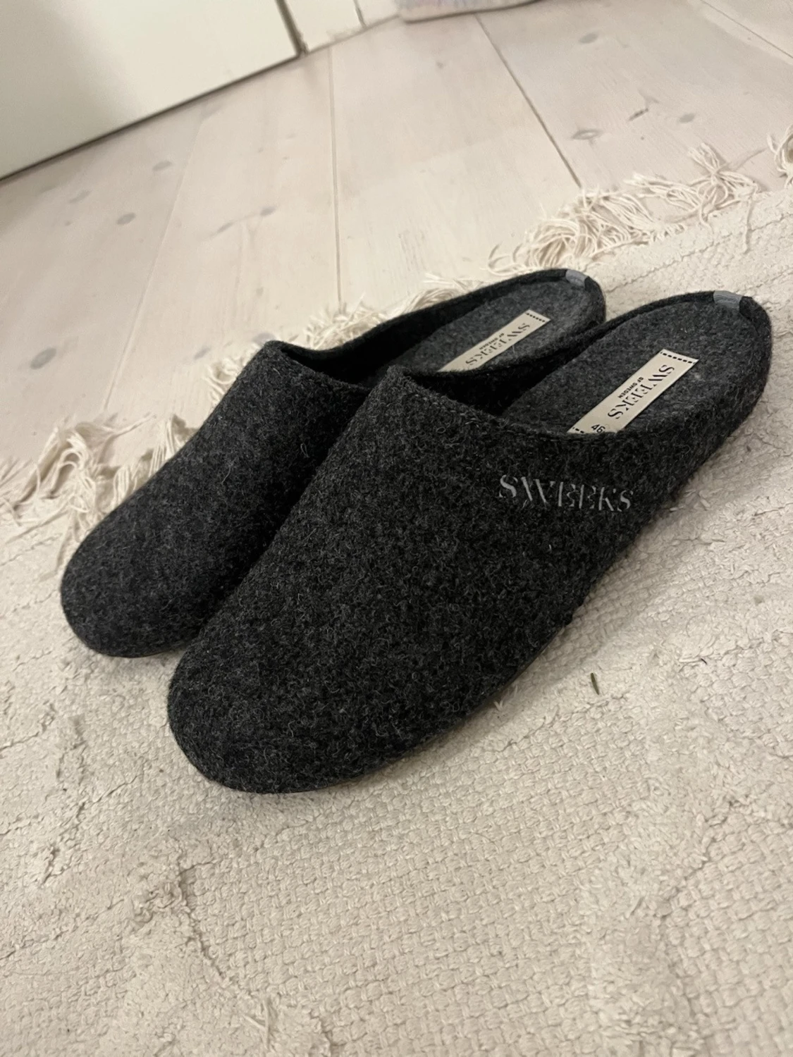 Mörkgrå tofflor från Sweeks, stl 46