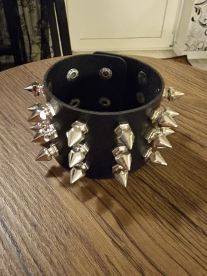 Armband punk med nitar - Armband med nitar. Faux läder. Gotisk punk stil med spikar. Längd 22 cm. Bredd 4,8 cm