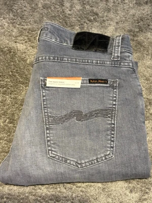 Grå Nudie Jeans||Brand New|| - Helt Nya Nudie Jeans||Skick 10/10||Modell Tight Terry||Storlek W30/L32||Skriv vid minsta intresse||