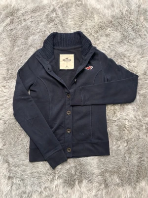 Hollister Cardigan - Säljer denna sällsynta och mycket eftertraktade Hollister Cardigan | Storlek M | Mycket bra skick | Vid eventuella frågor hör gärna av dig och erbjuder bra pris vid köp av bundle 😁✅  