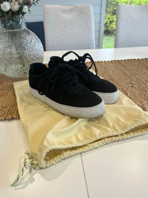 Svarta sneakers från ARIGATO i mocka - Säljer ett par svarta sneakers från ARIGATO, skorna är i storlek 38, köptes av en annan ägare men säljer då dem inte kommer till användning, använda väldigt får gånger av mig och tidigare ägare så i fint skick!💕