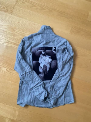 Limitato skjorta  - En limitato skjorta med tryck på baksidan stl M i grå 