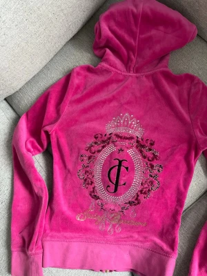 Juicy couture hoodie - Fin vintage rosa Juicy couture tröja. Ett väldigt fint tryck på ryggen. 