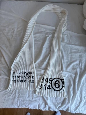 Fet mm6 halsduk! - Tja! Ja säljer min brors halsduk för att han inte vill ha den längre o har andra som han gillar mer🫠 och priset är inte huggit i sten ännu!