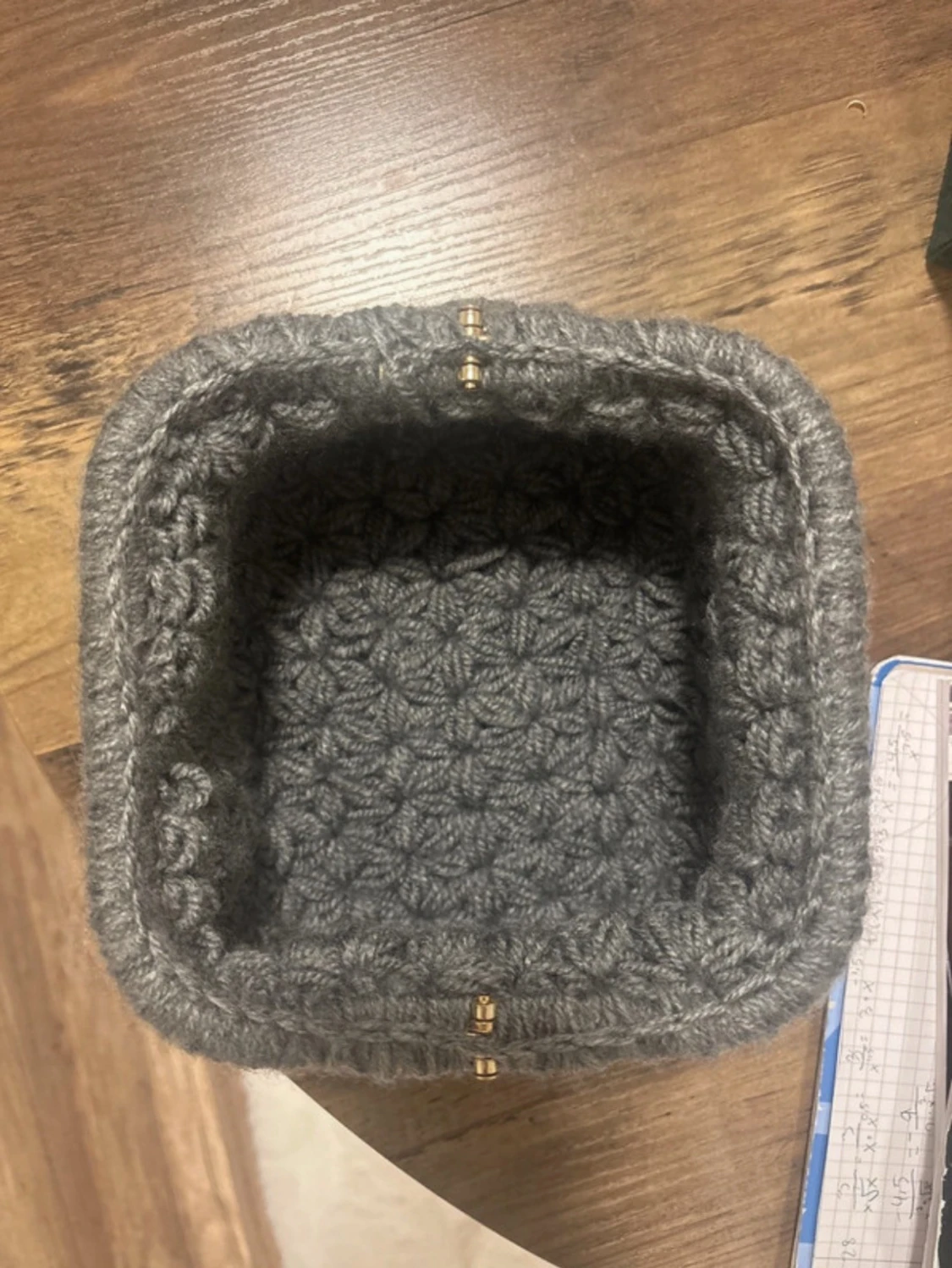 Grå virkad clutchväska  - 2