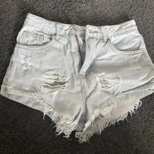 Shorts - Jeansshorts perfekt till sommaren. Säljer då dem är för små.