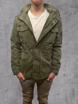 Superdry fieldjacket - Superdry fieldjacket 7/10 skick lite sliten i ärmarna samt en liten defekt som syns på bild. Storlek M  Modellen är 184cm Pris går att diskutera 🤝