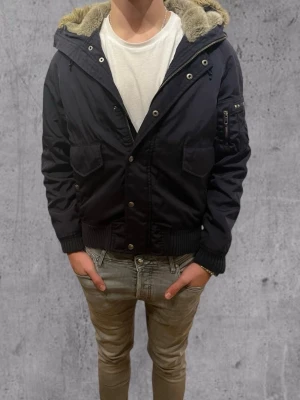 Woolrich jacka - Woolrich jacka Storlek S 8/10 skick liten defekt på ena ärmen syns på bild  Nypris ca 6000kr Modellen är 184cm Pris går att diskutera 🤝 Hör av er vid frågor:)