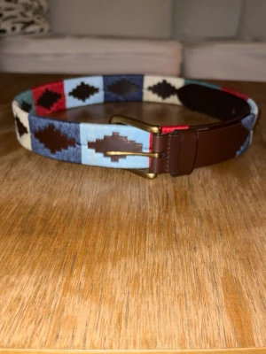 Multi färgat bälte - Helt nytt skärp för endast 339 kr, de finns i storlek 80-105 cm . Handgjorda med mjukt högkvalitets läder med brodering i olika färger. Gör så att din outfit sticker ut mer med Nordfors bälten!