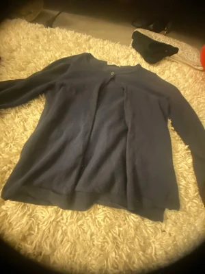 Mörkblå kofta från H&M - Lite tunnare kofta från hm, i storlek 140