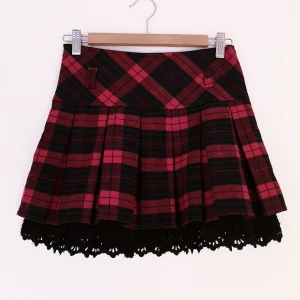 Pläd kjol strl XXS - Kjol i pläd med fina detaljer, Bhubassauxiu står det på etiketten, ett asiatiskt märke så den är lite mindre än normalt, mått: 60cm i midjan och 39cm lång. Har dragkedja i sidan. Den har blivit för liten för mig. 