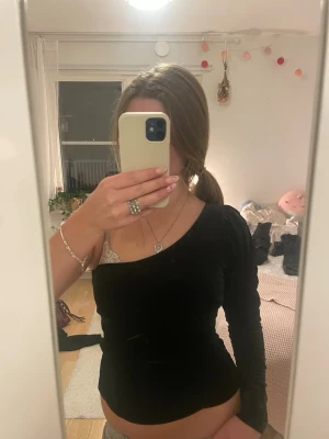 Fin topp! - Säljer en jättefin svart one shoulder topp från mango i sametstyg med en liten ”ruffle” på armen. Säljer då den inte kommer till användning längre🩷