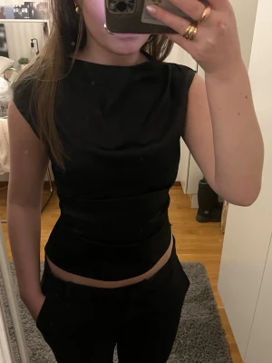 Svart topp - Säljer en supersnygg svart topp, perfekt för fest! Använd 1-2 gånger och är i storlek S💕