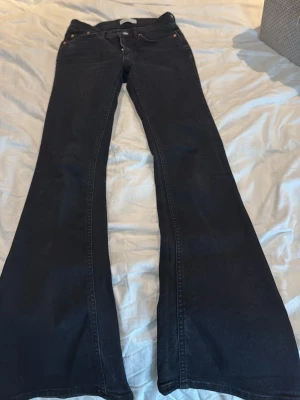 Svarta bootcut jeans  - Säljer ett par svarta  jeans med klassisk bootcut passform. Perfekta för dig som gillar en retroinspirerad look med utsvängda ben.
