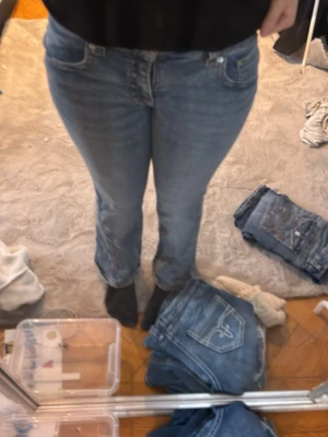 Perfekt ljusblå jeans från Perfect Jeans - Säljer ett par ljusblå jeans från Gina tricot i storlek 40. Klassisk femficksmodell med raka ben och normal passform. Jeansen har snygga kontrastsömmar och en läderpatch bak i midjan. Perfekta till en chill vardagslook.