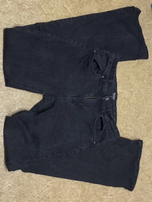 Svarta jeans från ONLY Blue Denim - Säljer ett par svarta jeans från ONLY Blue Denim med klassisk femficksdesign, knapp och dragkedja framtill samt bälteshällor. Jeansen har rak passform och är tillverkade i mjukt denimtyg som sitter skönt hela dagen. 