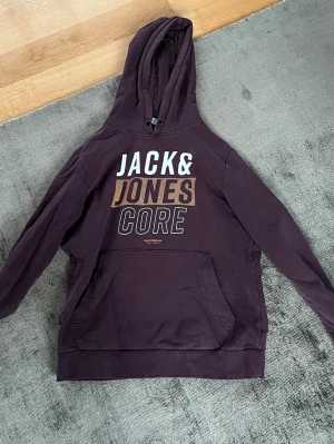 Jack & Jones hoodie - Säljer en Jack & Jones hoodie i storlek S. Inga snören medföljer. Bra skick.