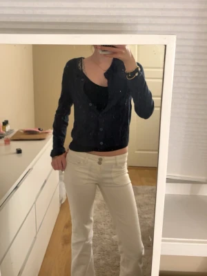 Mörkblå kofta från lager157 - Säljer en mörkblå kofta från 157 i storlek S. Koftan har långa ärmar, knappar framtill och ribbad kant vid halsen. Perfekt att slänga över ett linne eller t-shirt för en enkel och snygg look.