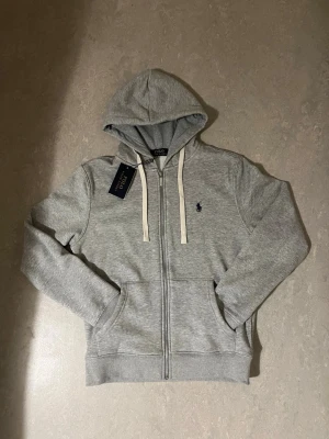 Ralph lauren - Hel ny Ralph lauren kofta med tagg på. Fick som present i julklapp men passar ej mig.