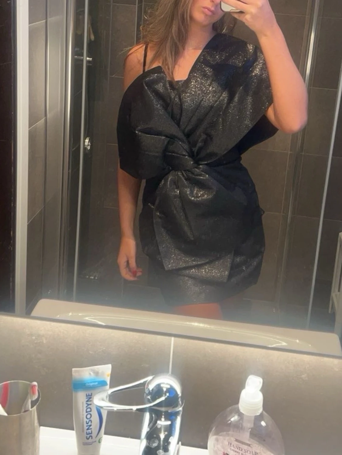 Svart one shoulder klänning med stor rosett - 2