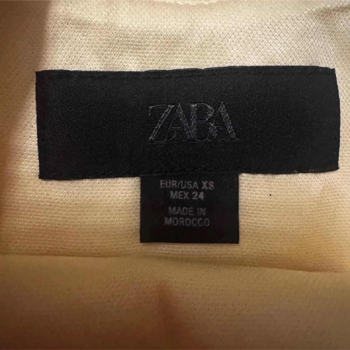 Gul tröja med rosetter  - 2