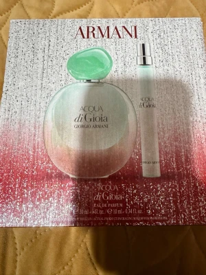 Armani Acqua di Gioia parfymset - Fräscht parfymset från Armani med Acqua di Gioia. Innehåller en 30 ml Eau de Parfum och en 10 ml resestorlek. Perfekt för dig som vill ha en stilren och modern doft i både stor och liten flaska. Köp på Åhléns 