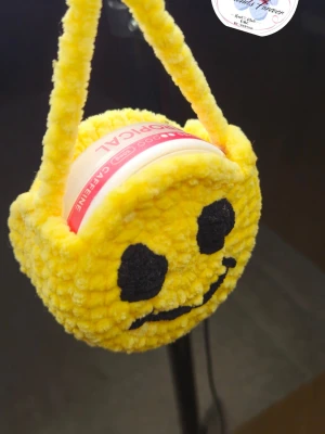 Gul virkad smiley Snus-väska  - Supergullig rund Snus-väska i mjuk, virkad gul plysch med ett broderat svart smiley-ansikte. Perfekt för dig som vill sticka ut och sprida good vibes! För stor snusdosa!!! 