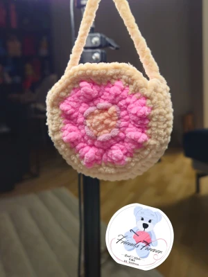 Virkad snus väska i rosa och beige - Supergullig snus väska i mjukt, virkat material med blommigt mönster i rosa, beige och ljusbrunt. Perfekt accessoar för att piffa upp din handväska ! 