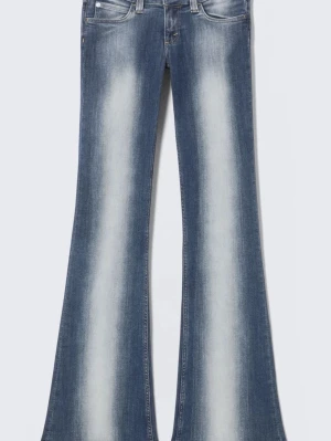 Blå bootcut jeans med ljusa tvättar - Snygga blå bootcut jeans med markerade ljusa tvättar längs benen. 