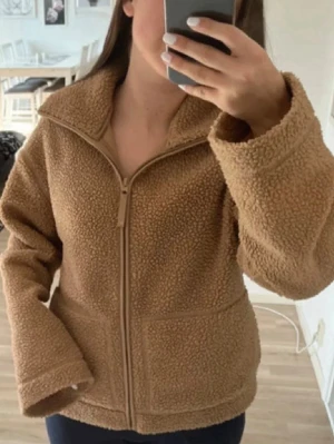 Teddy jacka  - En skön och varm teddy jacka från h&m. inte min bild 💕