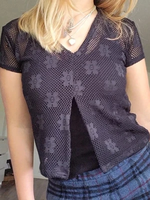 Snygg nätkofta - Jätte söt nätkofta från 90-tal, stretchigt material skulle passa XS-M, helt felfri! 