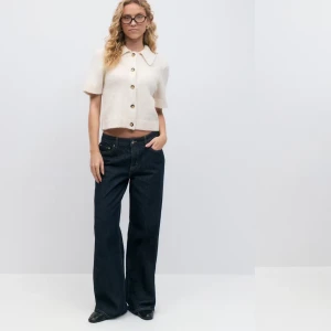 Mörkblå raka jeans - Säljer ett par mörkblå jeans med raka ben och klassisk femficksdesign. Jeansen har normal passform och låg midja. Knappt använda ser som nya ut köpta för 499. Lite korta på mig (172) 