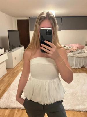 Vit bandeau tubtopp från Gina Tricot - Supersöt vit bandeau tubtopp från Gina Tricot i storlek XS 😊💕