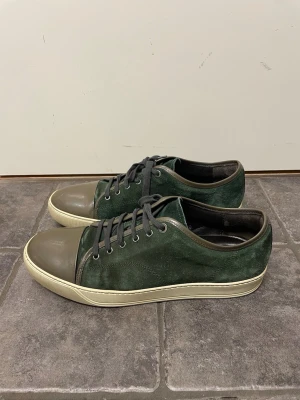 Lanvin skor - Riktigt feta Lanvins. De är i bra skick. Storlek uk 11 motsvarar storlek 45. Bara skorna medkommer. Pris kan diskuteras! 