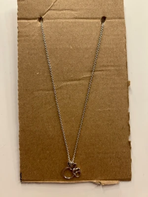 Disney x Pandora halsband - Ett väl använt halsband från Pandora men som fortfarande är av god kvalitet. Alla detaljer är intakta och det fungerar bra till en vardaglig look. Passar både som present eller till en själv.