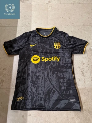 Special Edition Barcelona Tröja - Säljer en special edition Barcelona tröja⚽️. Använd fåtal gånger.                                                    •Storlek: S/M                                                                       •Märke: Nike🏃‍♂️‍➡️                                                                    •Skick: 8/10🧺                                                                       Skriv privat om du undrar något✅