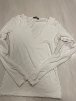 Vit långärmad topp från Amisu - Jätte fin tröja från amisu, inga fläckar inte trasig och den är lång till midjan och stretchig inte alls genomskinnlig där fram men lite där bak på ryggen 