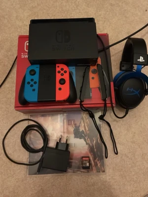 Nintendo Switch med Joy-Con och Zelda: Breath of the Wild - Jag är här för att sälja mitt Nintendo switch som jag inte spelar på och nästan aldrig har gjort och säljer allt på bilden med den. Hörlurarna har jag aldrig använt och jag har låda till den med. Skriv om intresse åt detta