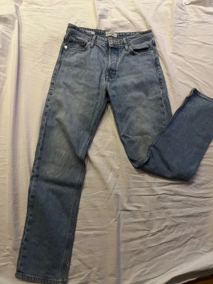 Jack and Jones relaxed jeans ljusblå - Säljer ett par jeans från Jack and Jones i modellen relaxed. Modellen är gammal men det är samma som den nya modellen relaxed/chris! Storlek W29 L32
